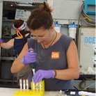 Préparation des échantillons de plancton sur la goélette Tara, pendant une station de prélèvements aux Marquises. Crédit : S.Nicaud/CEA/Tara expéditions 